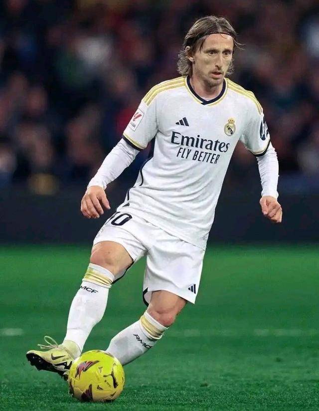 九人皇马主场输球，转播镜头拍到贝林辱骂四官：你XX的白痴