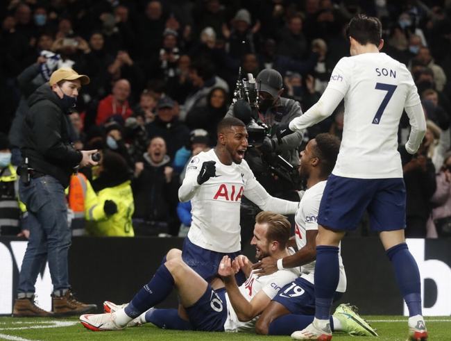 广东男篮在CBA杯赛中以94-80击败广州男篮，奎恩全场高效表现，贡献29分6篮板7助攻5抢断，助力球队取得首胜。